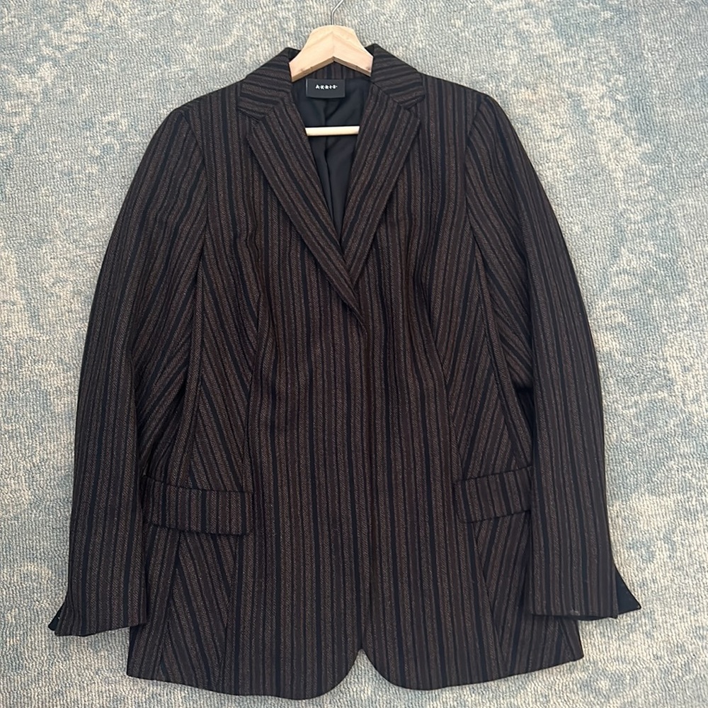 AKRIS size 12 US. Cashmere Jacket with belt and 3 button closure.